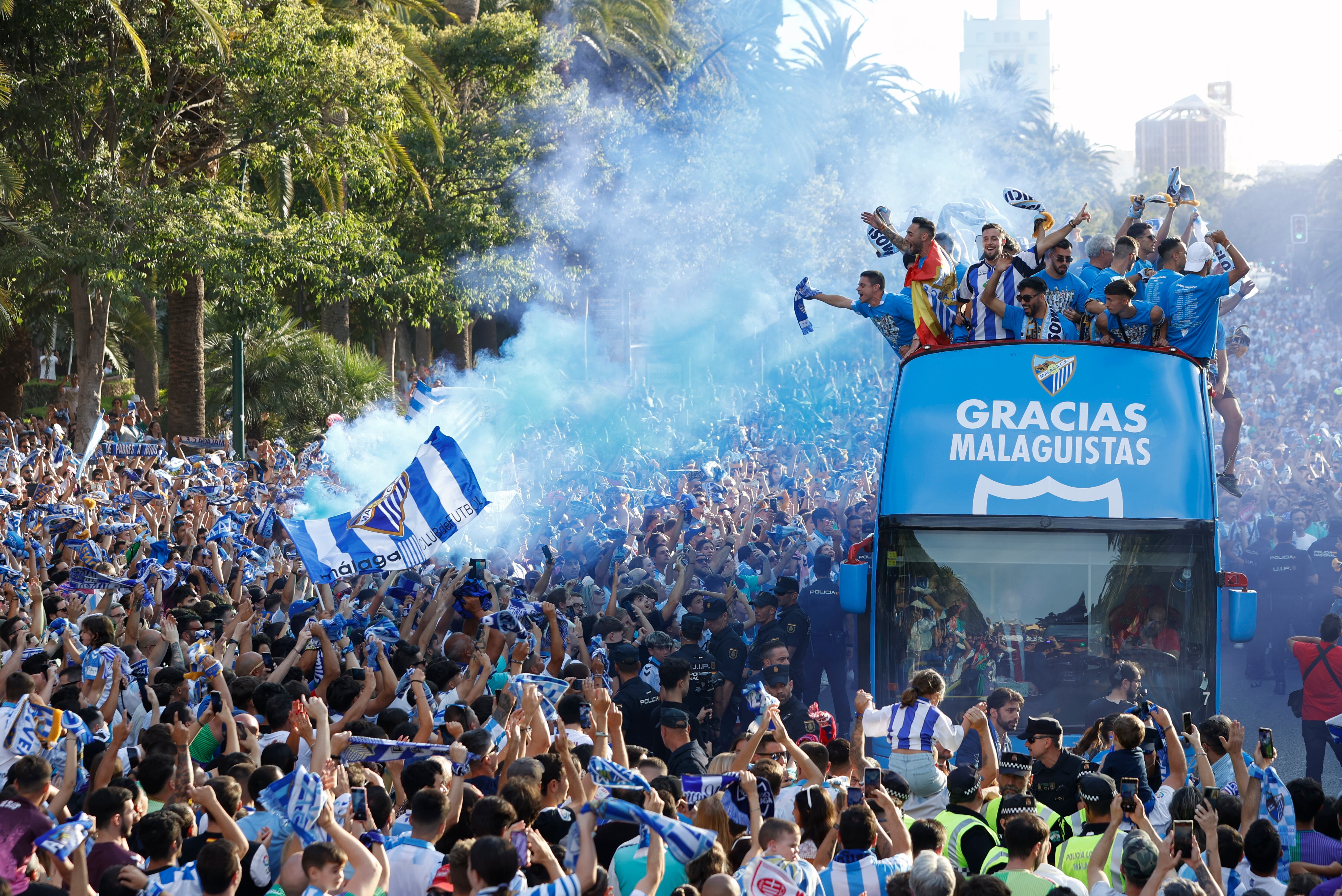 Jugadores y cuerpo técnico del Málaga celebran con su afición el ascenso a Segunda División en la ciudad andaluza. EFE/ Jorge Zapata.