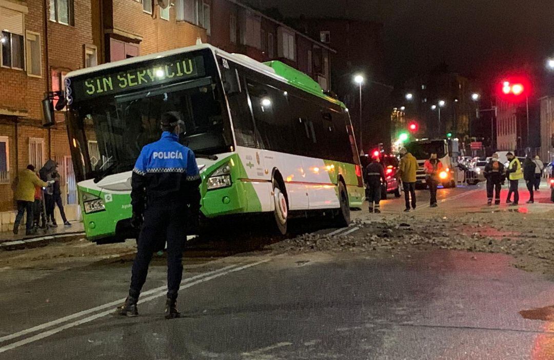 El reventón dejó atrapado a un autobús de AUVASA