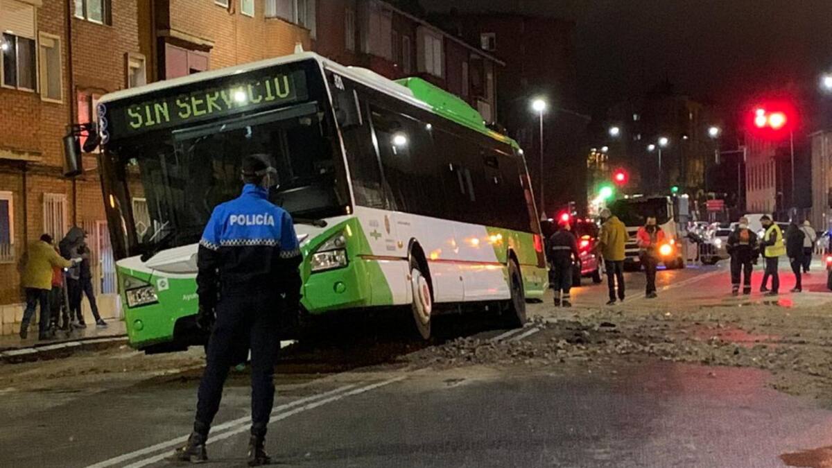 La rotura de una tubería inunda el túnel de Vadillos y deja atrapado a un bus urbano