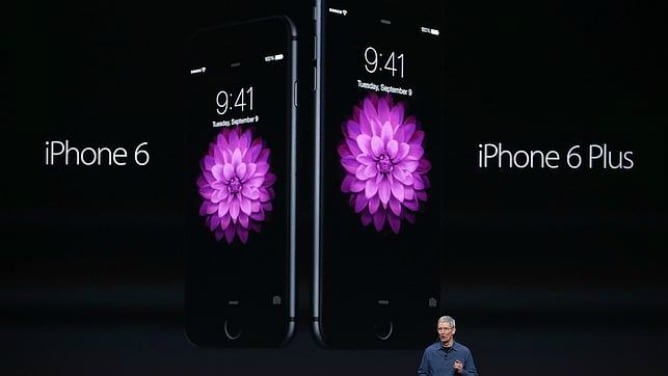 Tim Cook presenta en California los dos nuevos teléfonos de Apple y su primer reloj inteligente