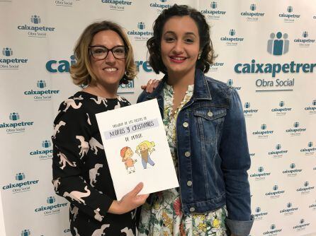 Paloma Maestre e Inmaculada Pina con el cómic que explica el origen de los Moros y Cristianos de Petrer
