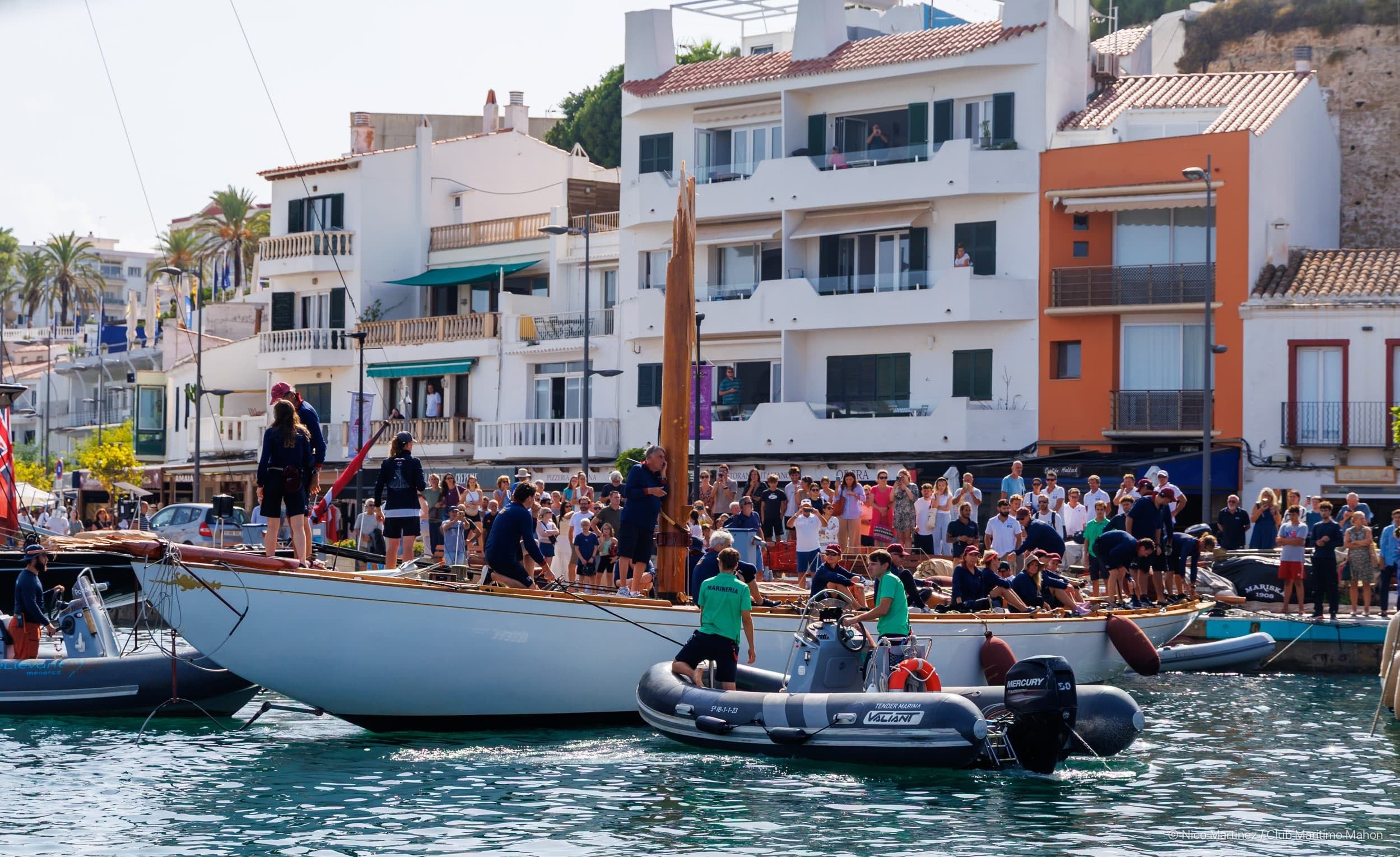 El Tuiga va arribar al port de Maó sense veles després de perdre el pal major a la tempesta que va afectar a la regata de la Copa del Rei de Vaixells d'Època.