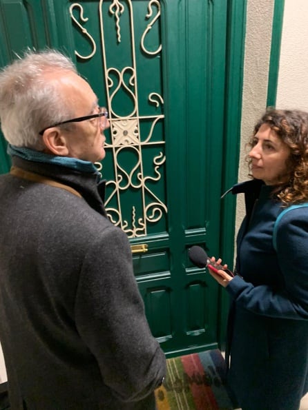 Juanjo Millás y Paqui Ramos tratando de entrar en una casa para vender una enciclopedia