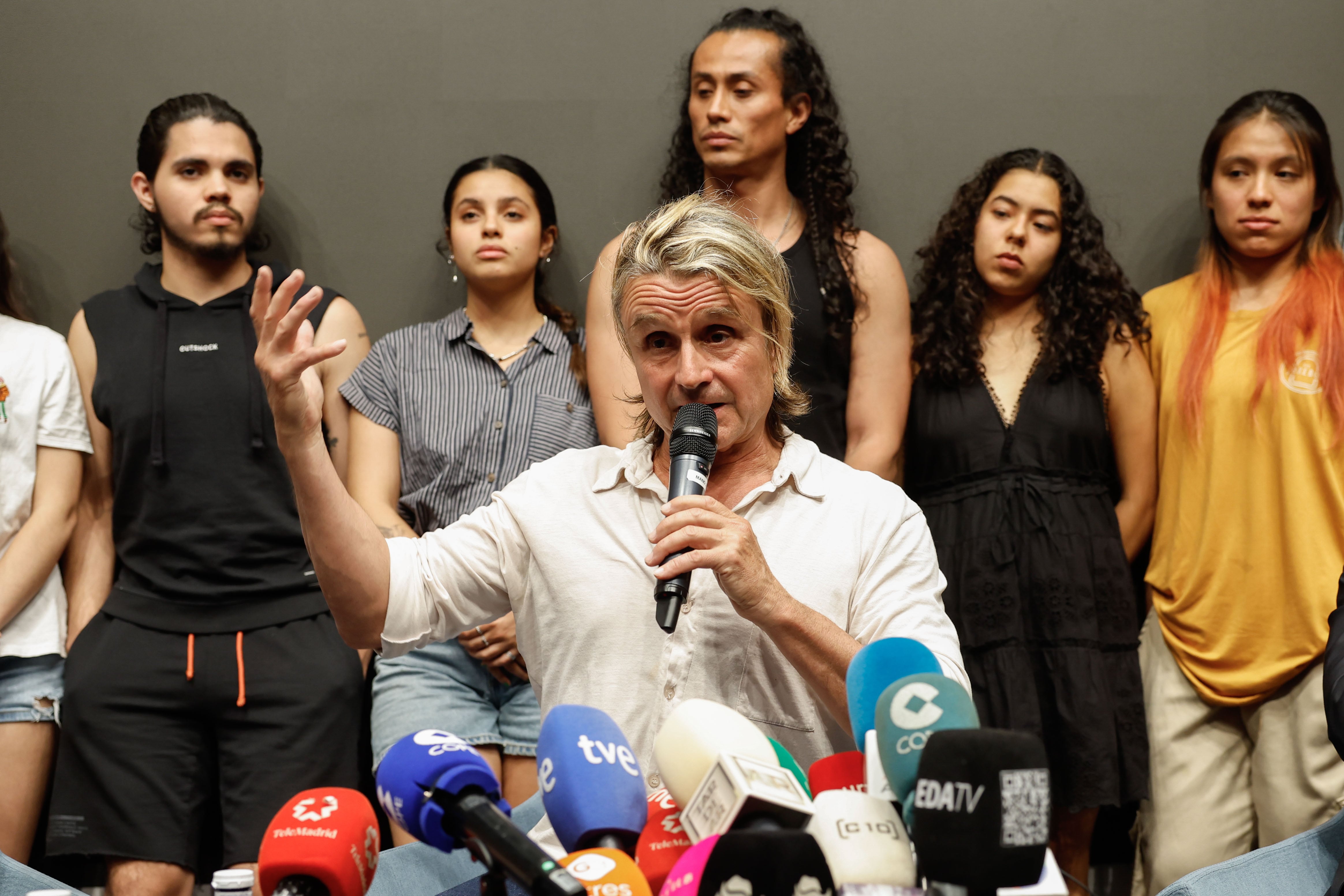 El compositor y productor teatral español Nacho Cano (c) ofrece una rueda de prensa tras quedar en libertad provisional este martes.