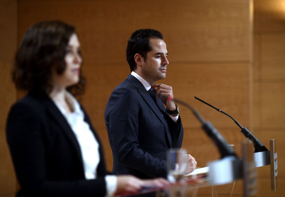 La presidenta de la Comunidad de Madrid, Isabel Díaz Ayuso, y el  vicepresidente, consejero de Deportes, Transparencia y portavoz, Ignacio Aguado.