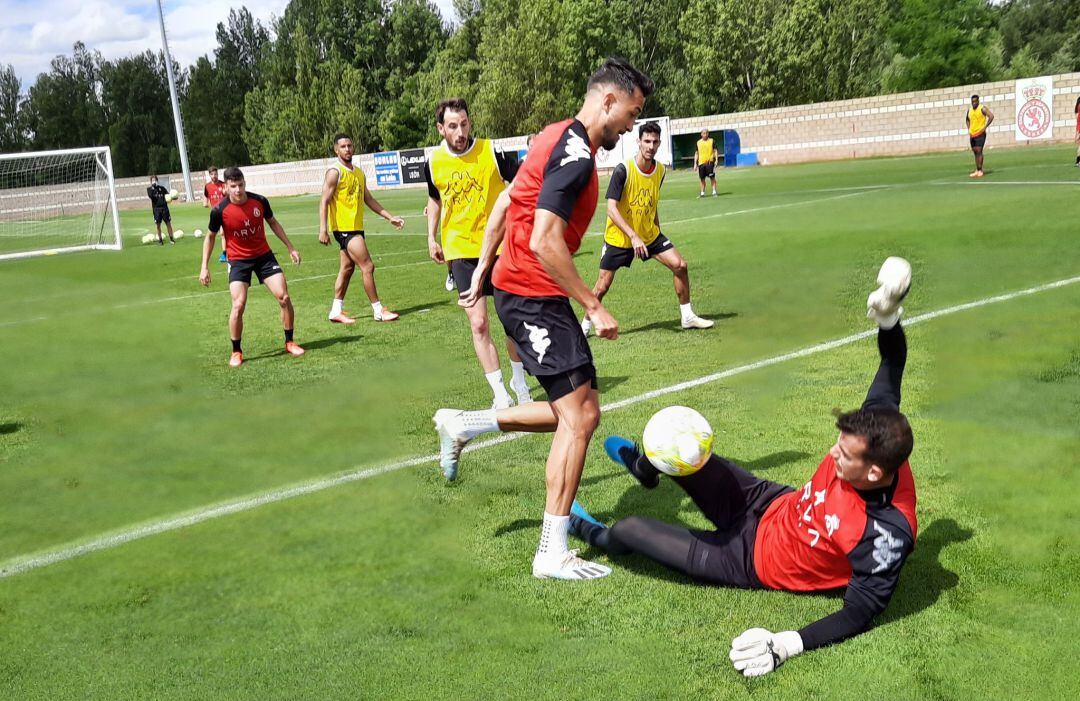 Rodas y Leandro, ante la mirada de Castañeda. Los tres tienen al menos un ascenso en su palmarés