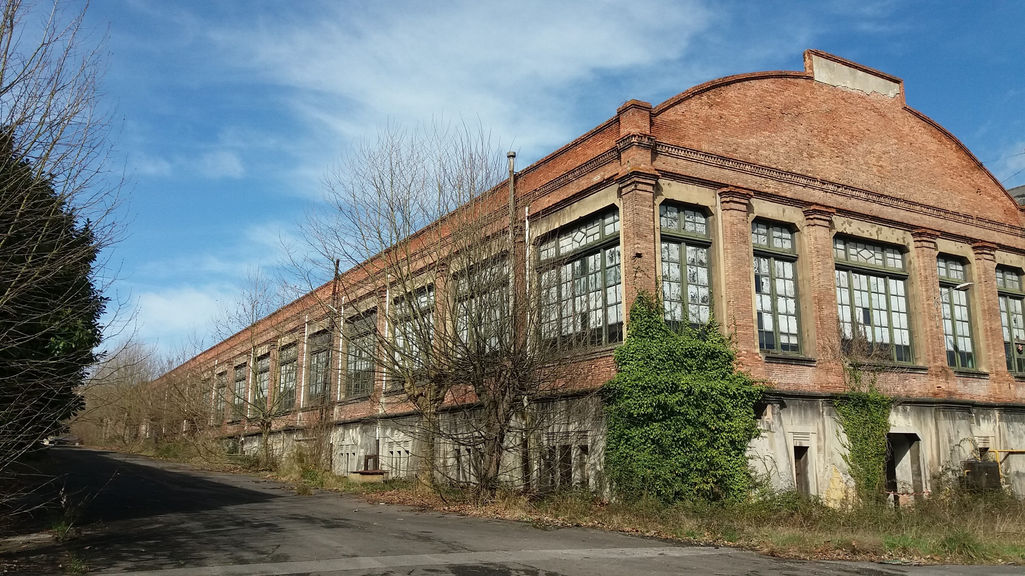 Nave en los terrenos de la Fábrica de Armas de La Vega, en Oviedo