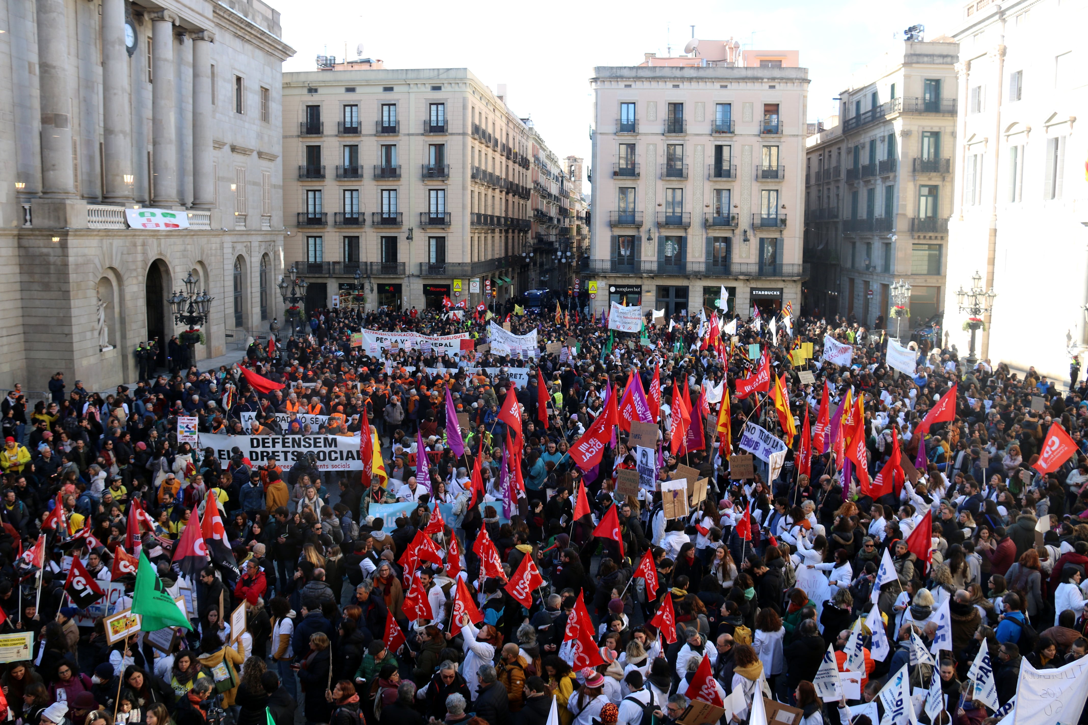 Manifestants a la plaça Sant Jaume de Barcelona amb motiu de la vaga de sanitaris i docents