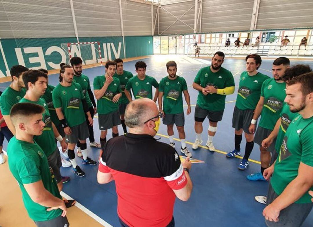 La plantilla del Villa de Aranda escucha al técnico Alberto Suárez antes del incio del duelo ante Cisne.