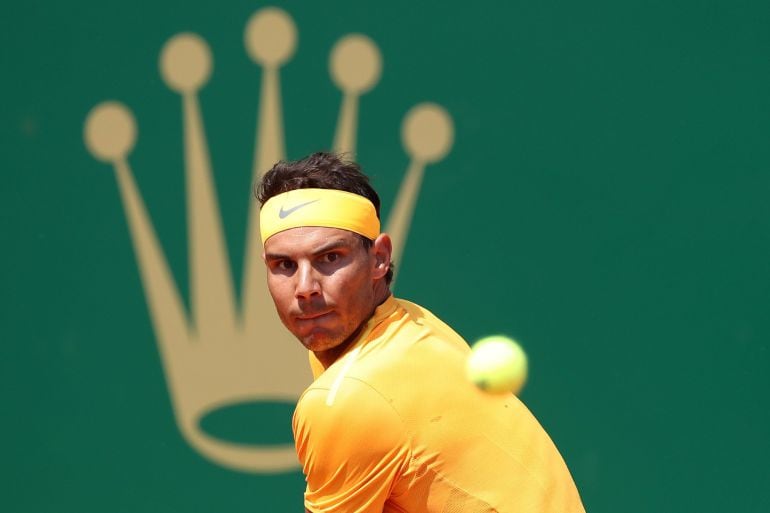 Rafa Nadal devuelve una bola en Montecarlo