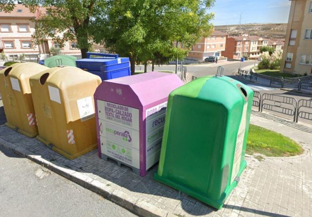 Contenedor de recogida de ropa ubicado en el barrio de Valdihuertos