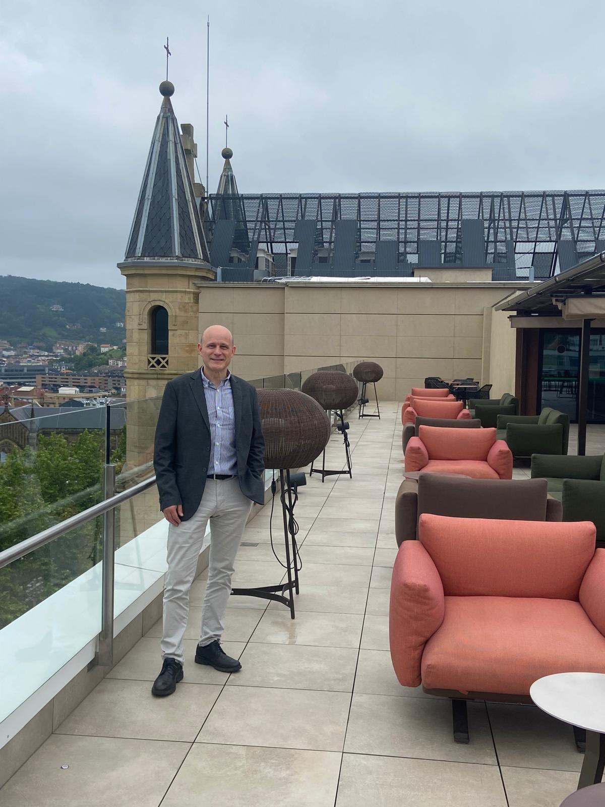El eibarrés Iñaki Alfageme en la terraza del 'Catalonia Donosti'