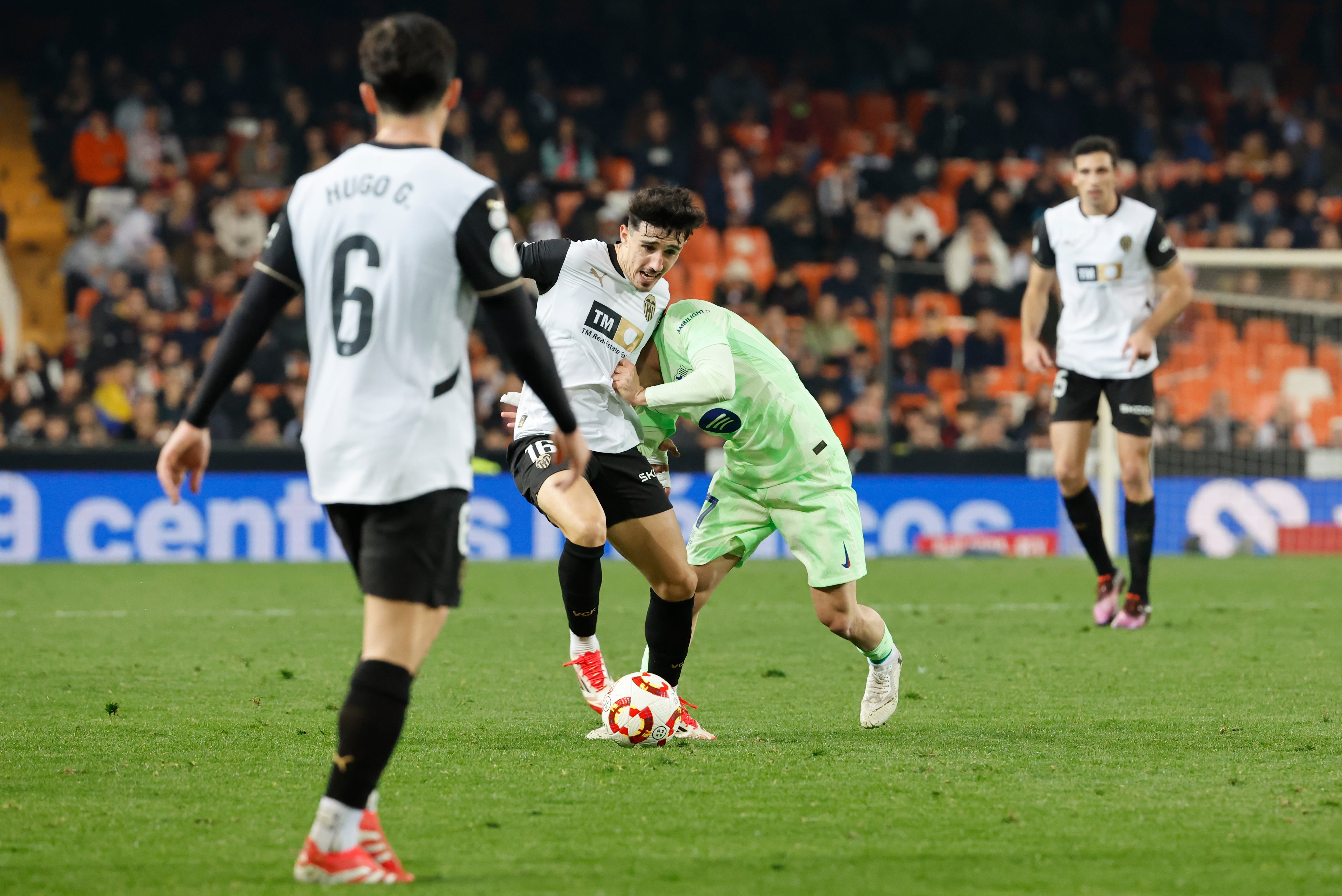 VALENCIA, 06/02/2025.- El centrocampista del FC Barcelona Marc Casadó (2d) lucha con Diego López (2i), del Valencia, durante el partido de los cuartos de final de la Copa del Rey de fútbol que Valencia CF y FC Barcelona van a disputar este jueves en el estadio de Mestalla, en Valencia. EFE/Ana Escobar
