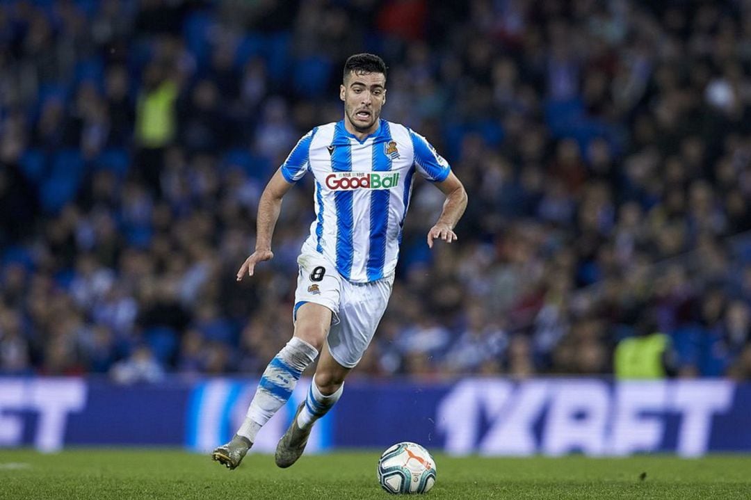 Mikel Merino conduce el balón durante un partido de la Real