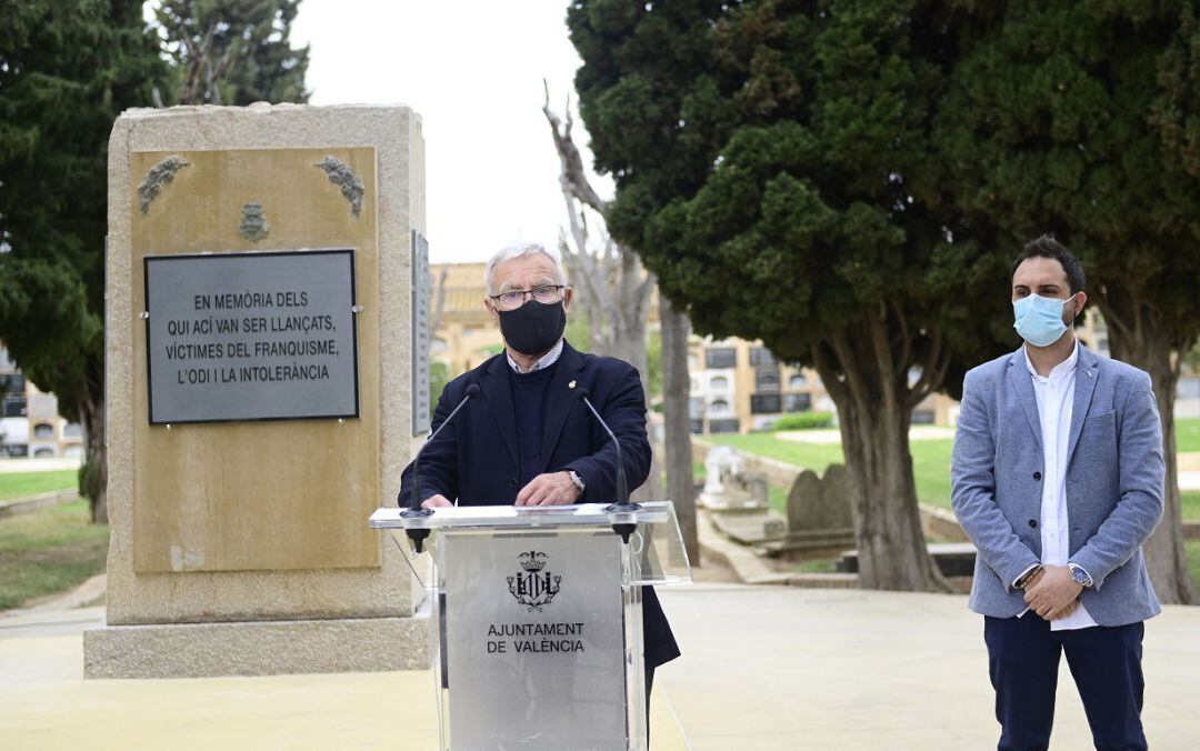 El alcalde de València, Joan Ribó, junto al concejal de Cementerios Alejandro Ramón, en el acto de descubrimiento del monolito homenaje a las víctimas del franquismo