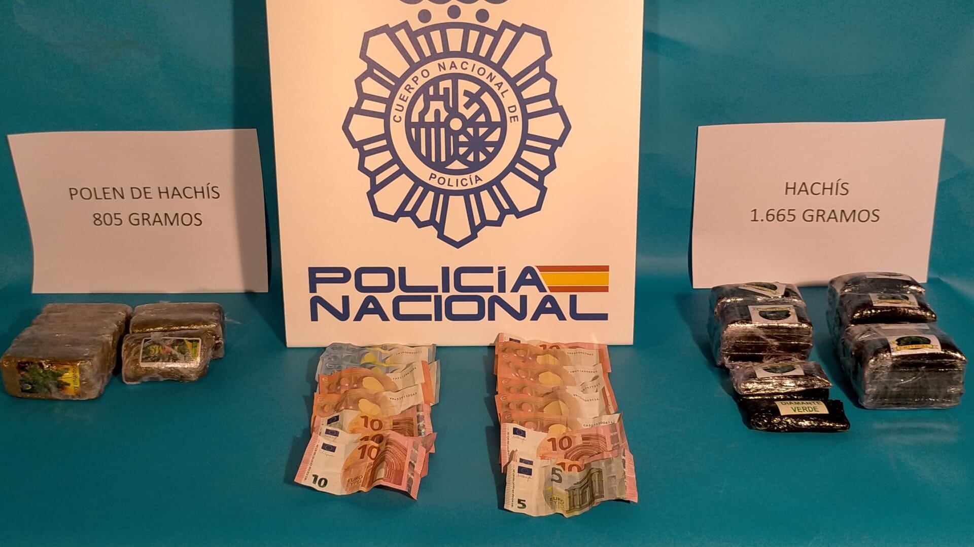 El detenido que se encontraba en la vivienda, reconoció los hechos y además hizo entrega de 1.665 gramos de hachís y 805 gramos de polen de hachís.