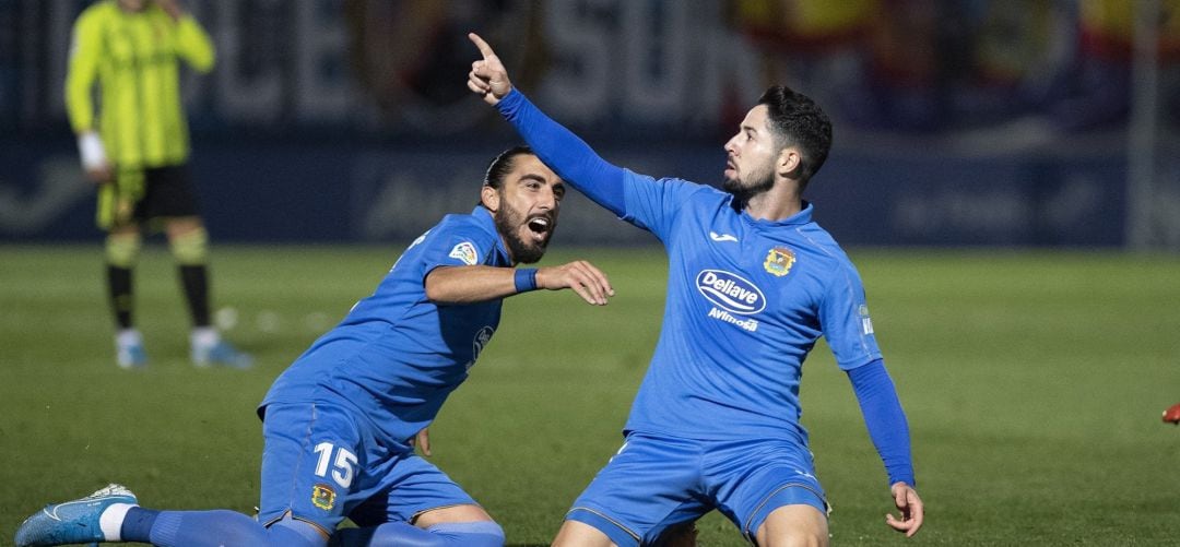 Hugo Fraile (d) celebra su gol de falta que abrió el marcador 
 