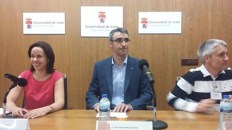 El nuevo vicerrector, José Ramón Rodríguez, en el centro de la foto