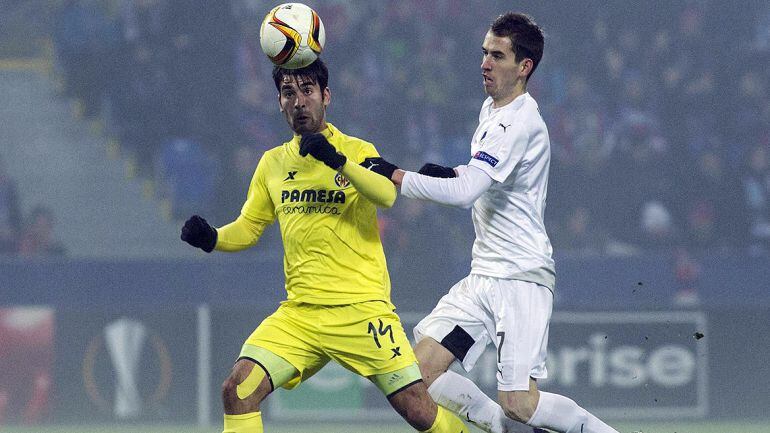 Manu Trigueros pelea por un balón en el Doosen Arena de Plzen