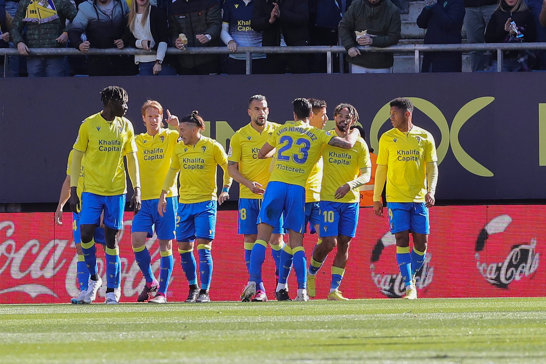 CÁDIZ, 28/01/2023.- Celebración del 1-0, marcado por Bongonda (2d), delantero del Cadiz CF, durante el partido de LaLiga Santander que enfrenta al Cádiz CF y el RCD Mallorca en el Estadio Nuevo Mirandilla de Cádiz este sábado. EFE/Román Ríos.
