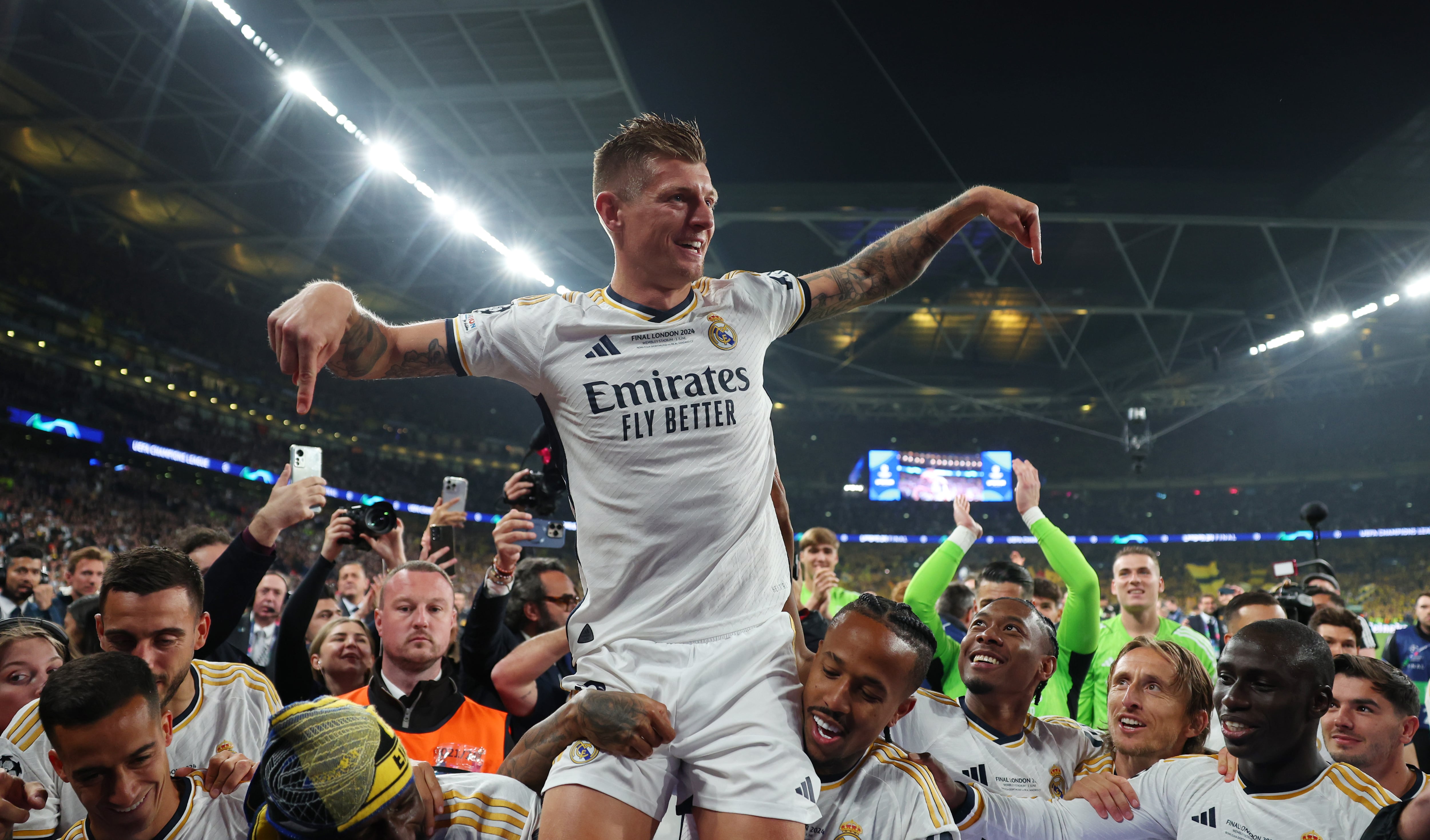 Toni Kroos celebra la consecución del título de Champions League con sus compañeros y la afición