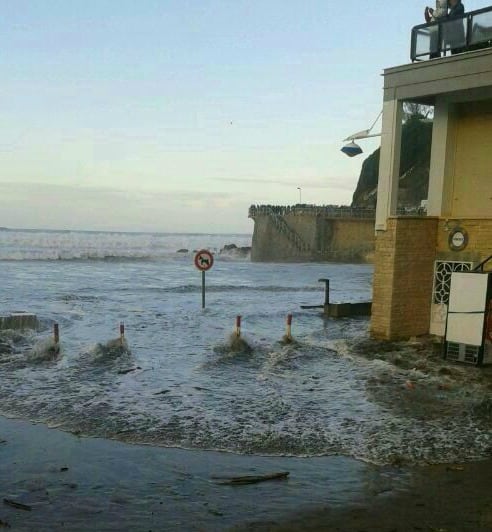 El agua inunda el paseo de la playa a la altura del antiguo Hotel Miramar. Varias casas cercanas al paseo se vieron afectadas