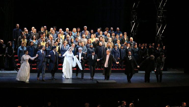 Saludo final de los interpretes de la ópera “Simon Boccanegra”