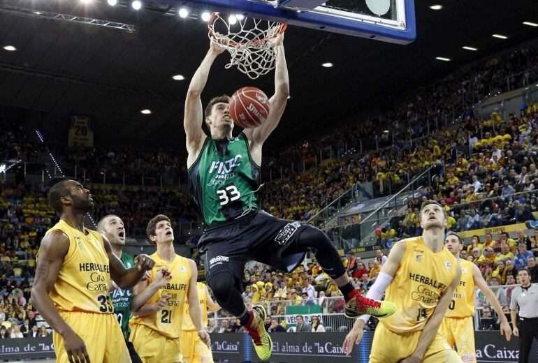 GRA491. LAS PALMAS DE GRAN CANARIA, 20/02/2015.- El jugador del FIATC Joventud Alex Suárez (4-i) machaca el aro durante el partido de cuartos de final de la Copa del Rey de baloncesto ante el Herbalife Gran Canaria, que se disputa esta noche en el Gran Ca