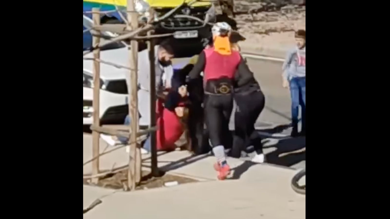 Fotograma del vídeo de la pelea entre dos conductores por una plaza de aparcamiento en el Hospital de Toledo