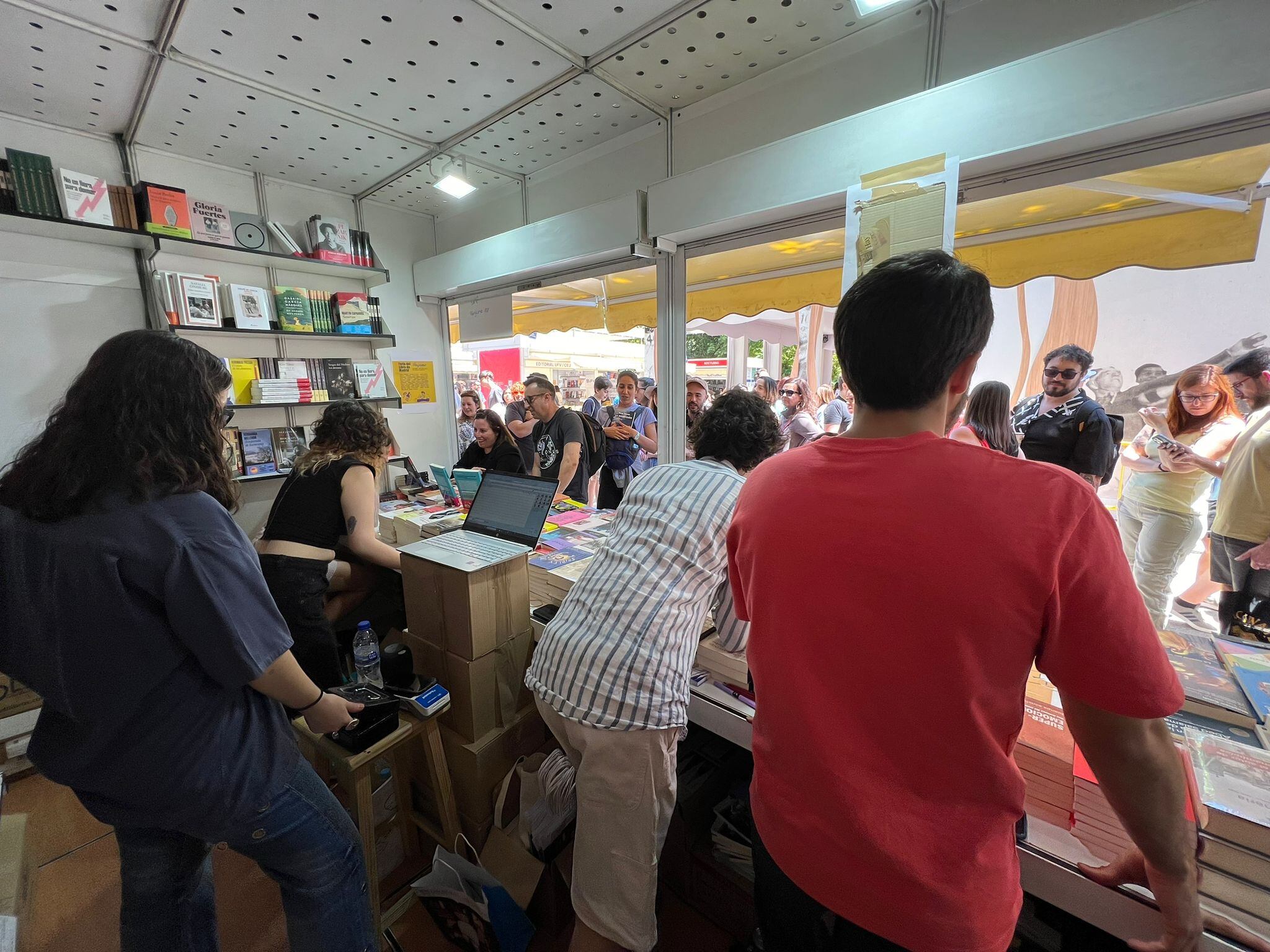 Caseta de la librería Pérgamo en la Feria del Libro de Madrid