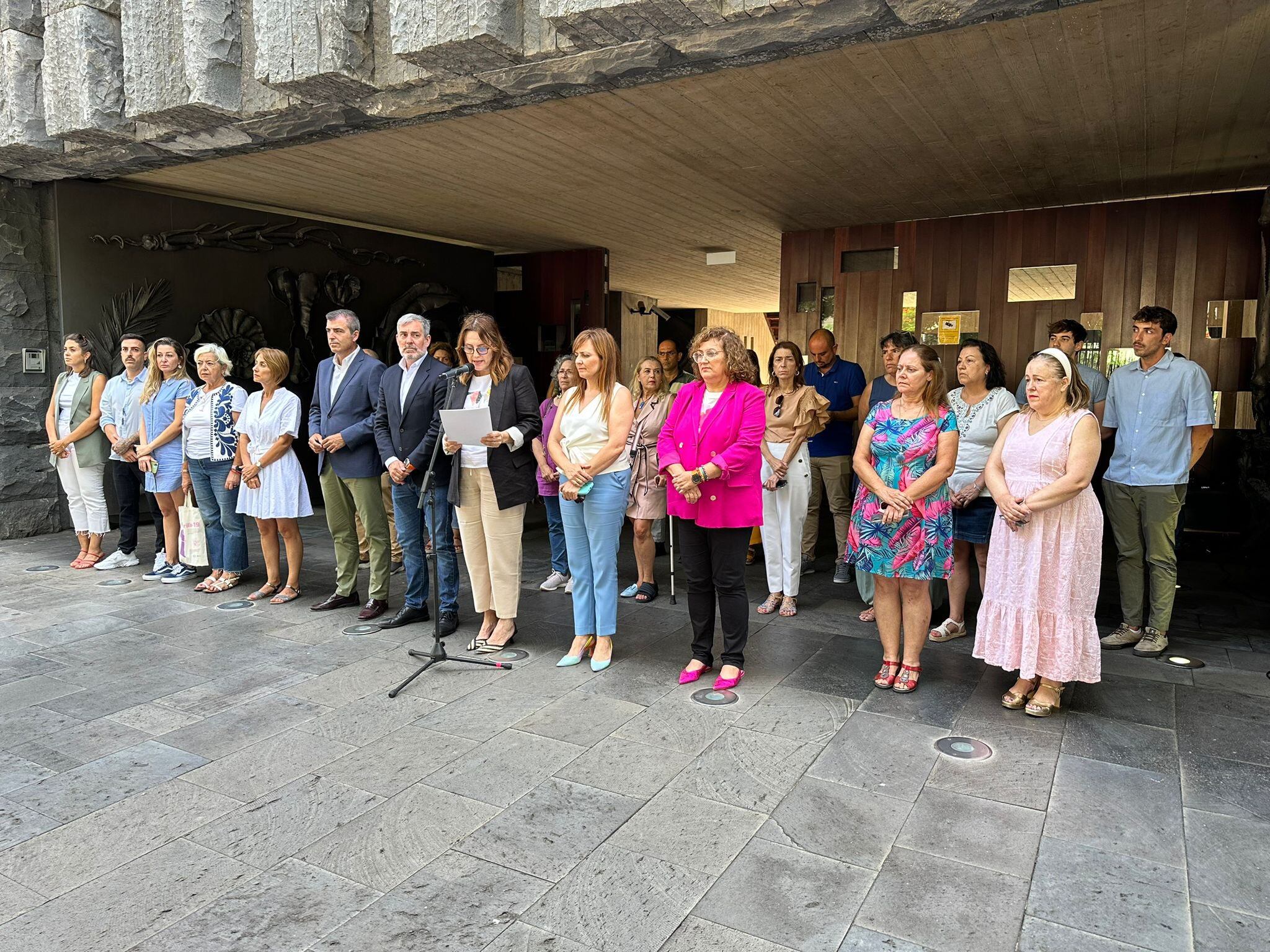 Lectura del manifiesto contra la violencia machista en la sede de Presidencia del Gobierno de Canarias en Santa Cruz de Tenerife