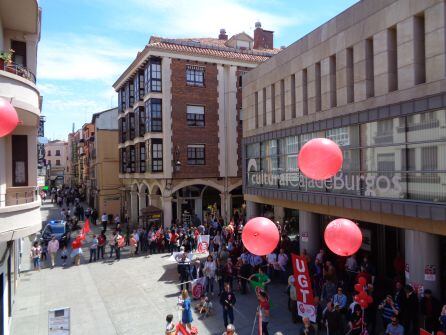 Los discursos terminaron con suelta de globos antes del vino español
