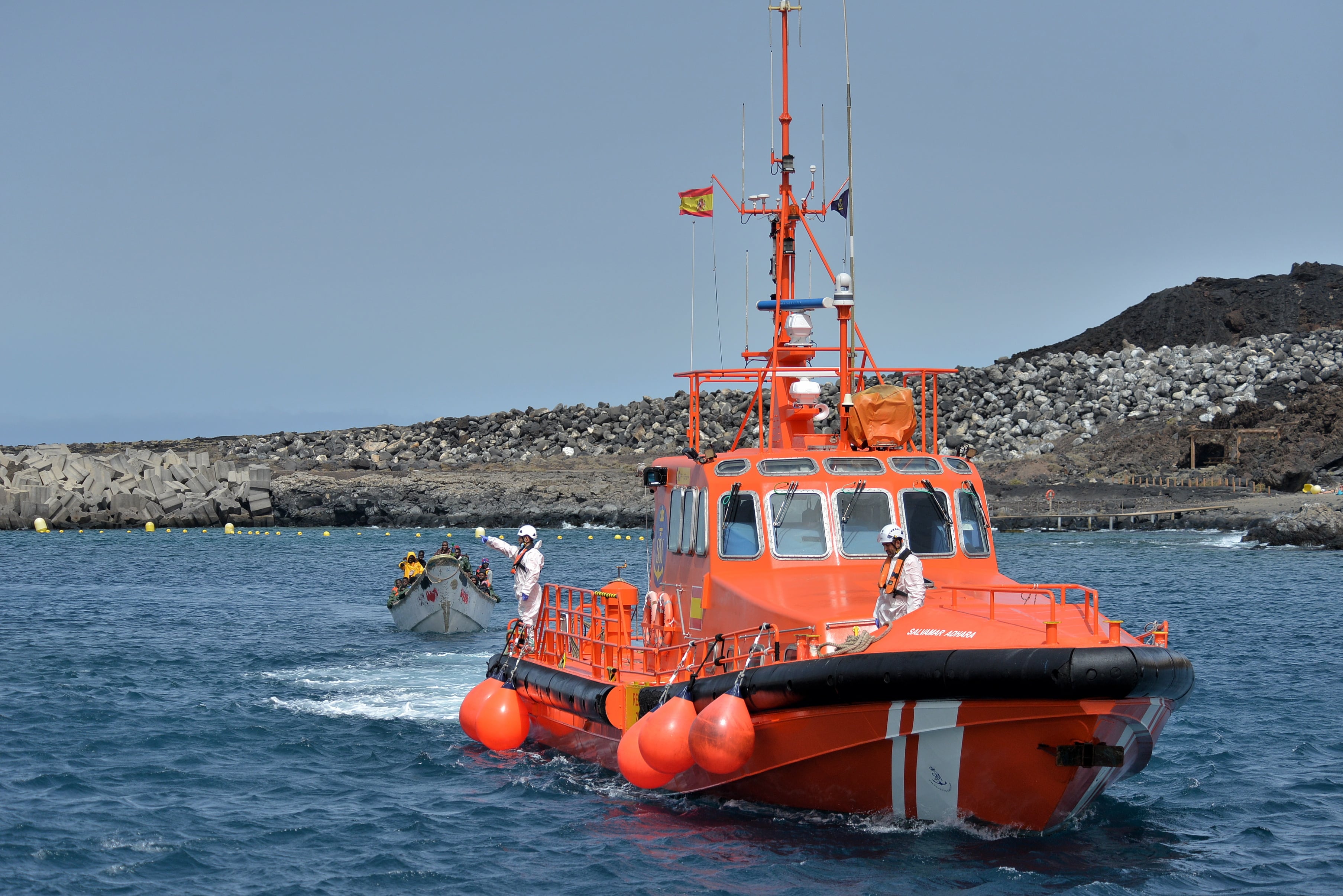 Una embarcación de Salvamento Marítimo acompaña al puerto de La Restinga a un cayuco con 56 personas, en las cercanías de la isla de El Hierro. Archivo.