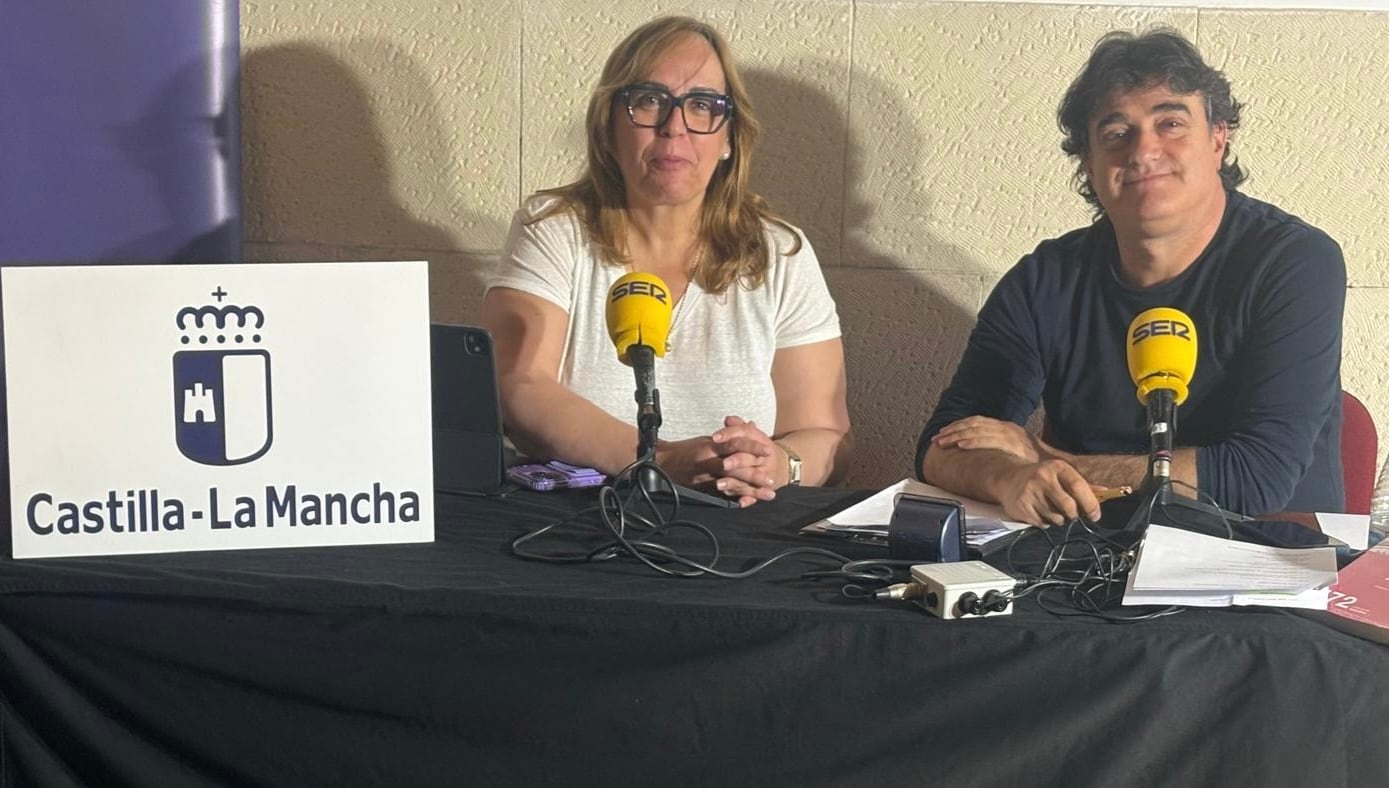 Carmen Olmedo (izp.), viceconsejera de Cultura de Castilla-La Mancha, con Paco Auñón, director y presentador de Hoy por Hoy Cuenca.