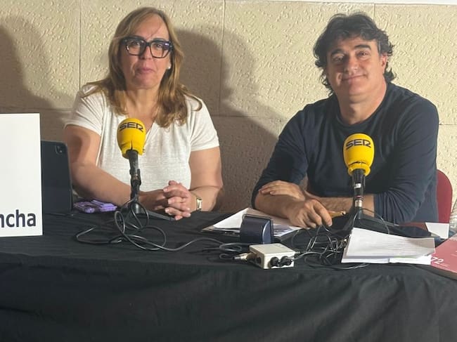 Carmen Olmedo (izp.), viceconsejera de Cultura de Castilla-La Mancha, con Paco Auñón, director y presentador de Hoy por Hoy Cuenca.