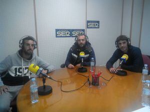 Anxo, Javi Sánchez y Curro futbolistas del Villanovense atendiendo a &quot;El Larguero&quot; horas antes de medirse ante el Barça