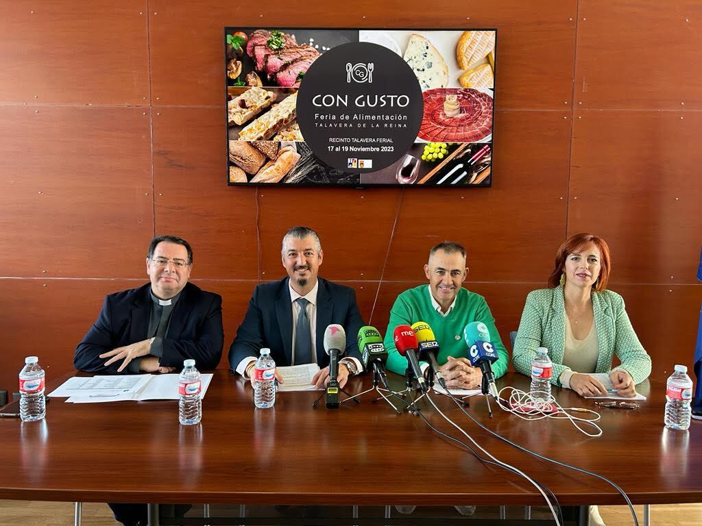 De izquierda a derecha: Don Felipe, director de la Fundación Madre de la Esperanza; Gerardo Sánchez, concejal de Talavera Ferial; Carlos Otero, gerente de Cárnicas Otero; y Cristina Martín, gerente de Talavera Ferial.