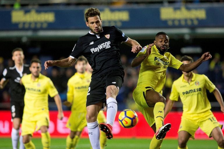 El Mudo Vázquez pelea un balón con Bakambu