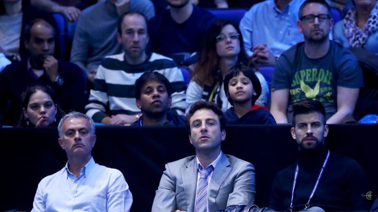 Piqué y Mourinho durante el partido entre Djokovic y Thiem en el Torneo de Maestros.