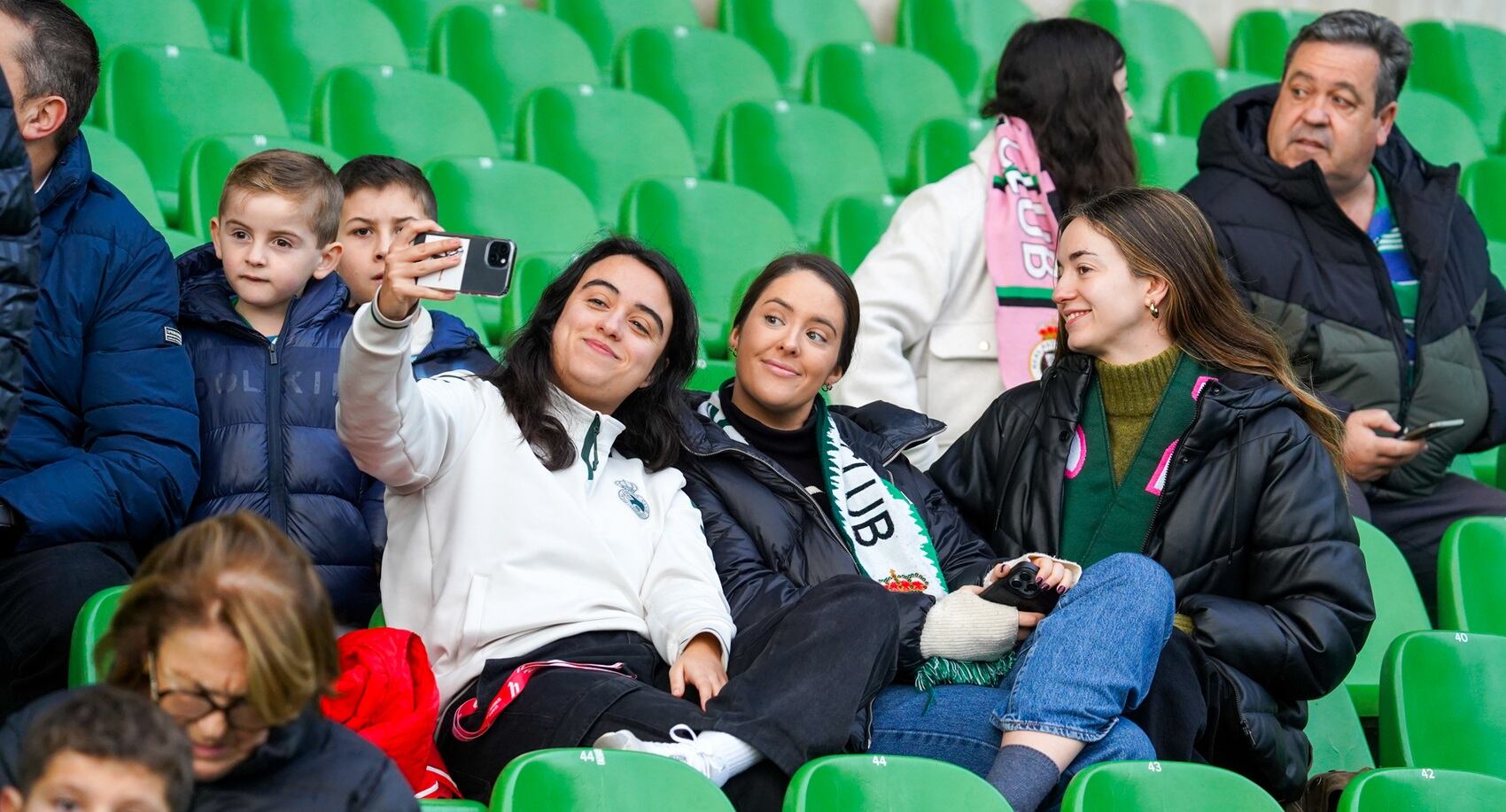 Aficionadas del Racing, durante u entrenamiento.