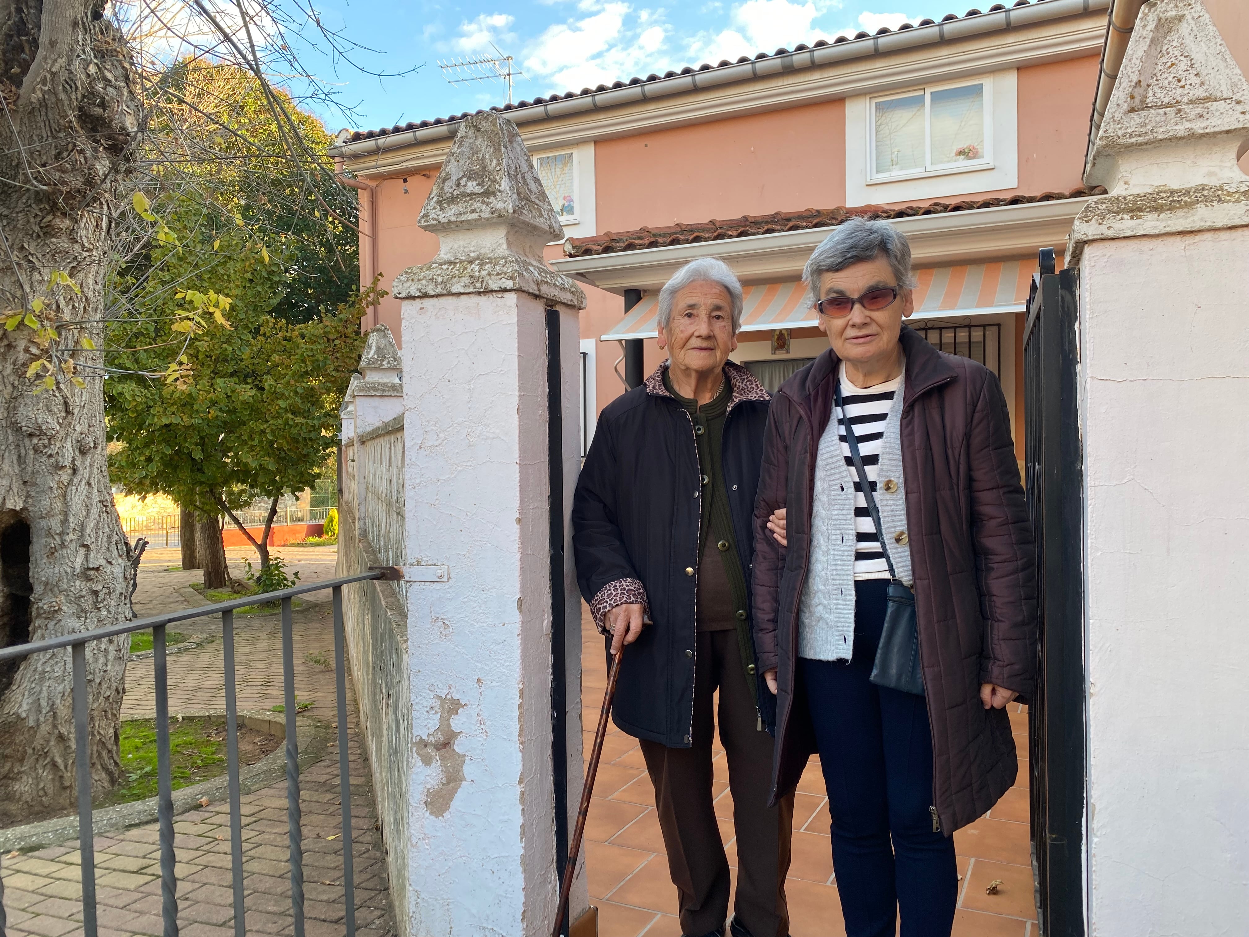 María Jesús Cañamares (a la derecha), junto a su madre Carmen en su casa de Jábaga (Cuenca).