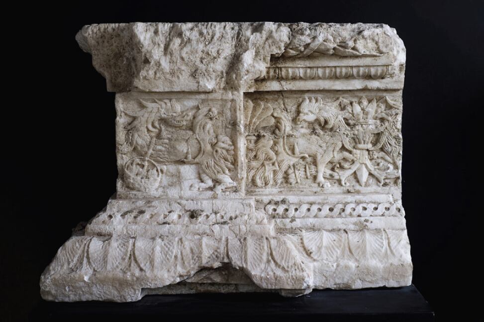 Fragmento del sepulcro de Beltrán de la Cueva, I Duque de Alburquerque, ubicado en la iglesia de San Francisco de Cuéllar