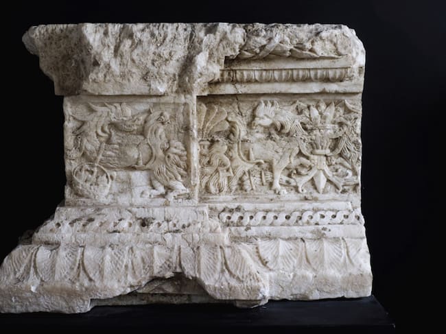 Fragmento del sepulcro de Beltrán de la Cueva, I Duque de Alburquerque, ubicado en la iglesia de San Francisco de Cuéllar