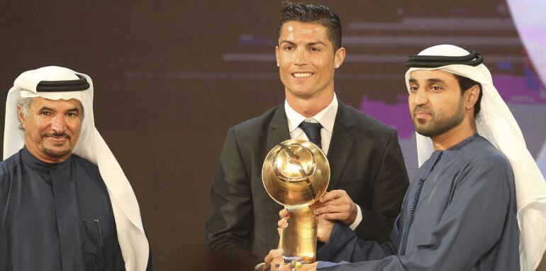 XAH01 DUBAI (EMIRATOS ÁRABES UNIDOS), 29/12/2014.- El delantero portugués del Real Madrid Cristiano Ronaldo (c) recibe el premio Globe 2014 durante la gala de entrega de premios celebrada en el hotel Atlantis de Dubai, Emiratos Árabes Unidos, hoy, lunes 2