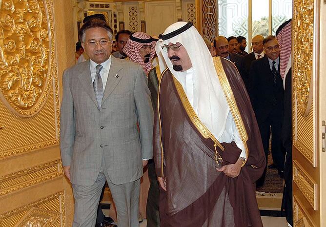 El general paquistaní Pervez Musharraf junto al rey saudí Abdullah.