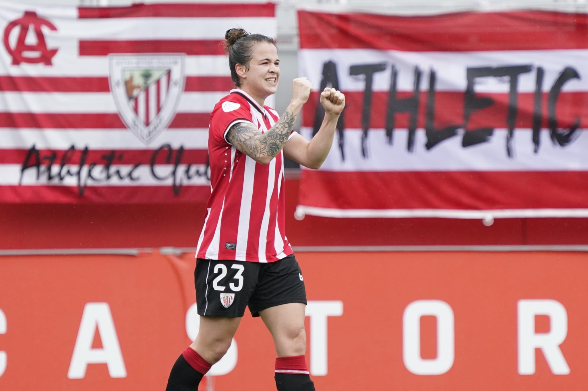 La jugadora del Athletic, Zugasti, celebra uno de los tres goles anotados ante el Levante Las Planas