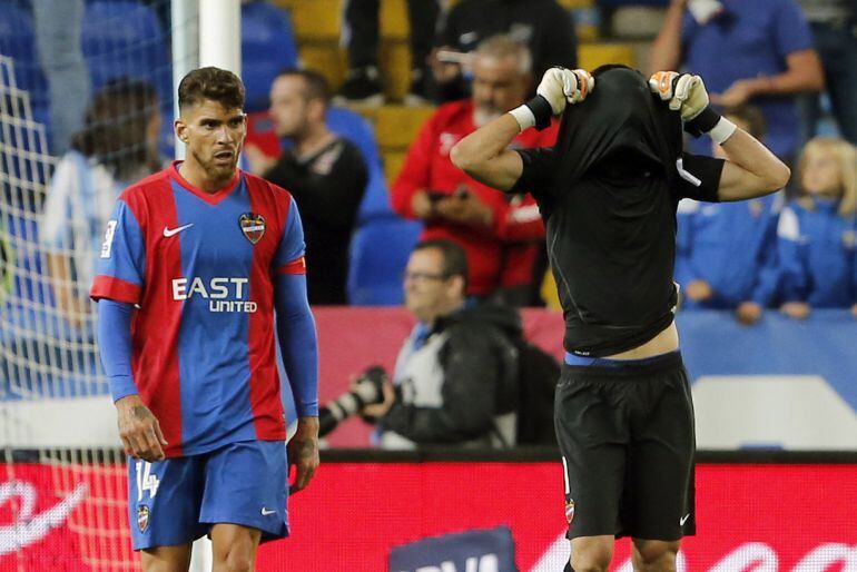 El portero del Levante Diego Mariño (d) y su compañero, el defensa argelino Carl Medjani, tras recibir el segundo gol del Málaga durante el partido de Liga en Primera División disputado esta noche en el estadio de la Rosaleda. EFE- Jorge Zapata