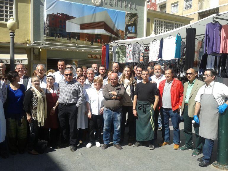 Vendedores del mercado y políticos en una imagen del año pasado