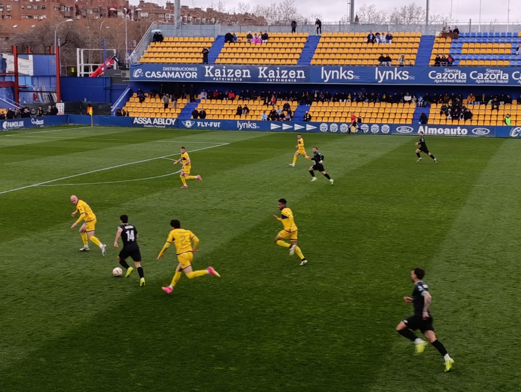 Instante del partido entre el Alcorcón y el CD Alcoyano en el Estadio Santo Domingo