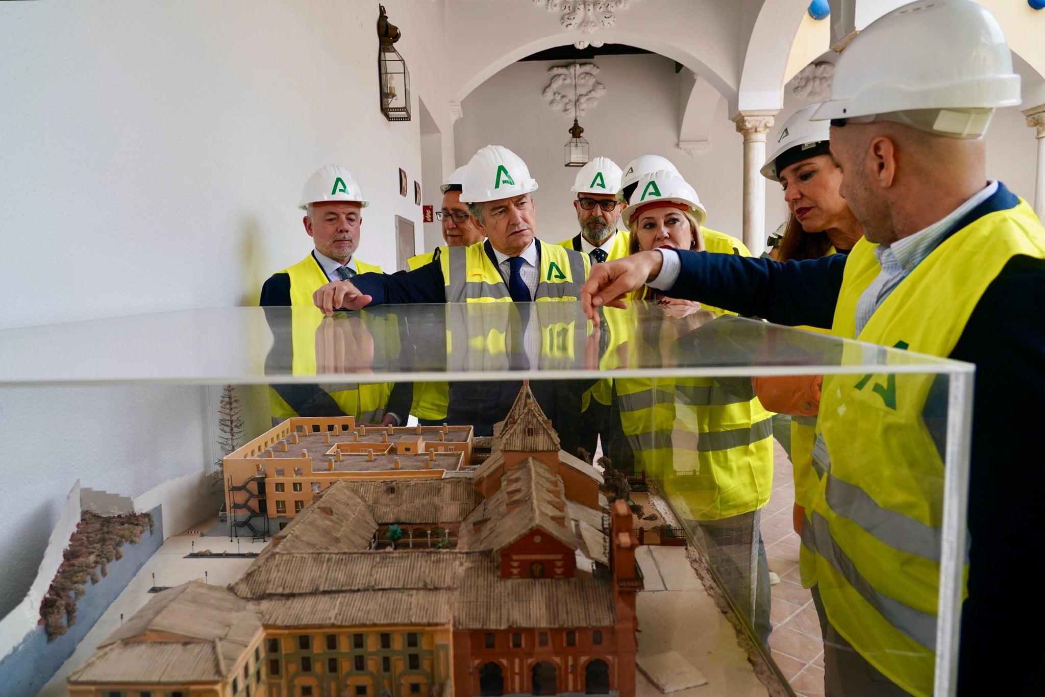 Sanz durante la visita de las obras del Pascual en Málaga este martes